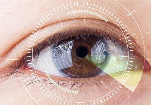 ¿Sabías que existe una lentilla robotizada que mejora la vista