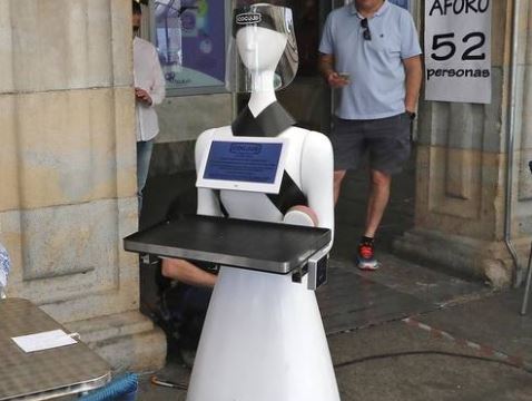En Pamplona podemos encontrar al robot Alexia sirviendo cervezas en una terraza
