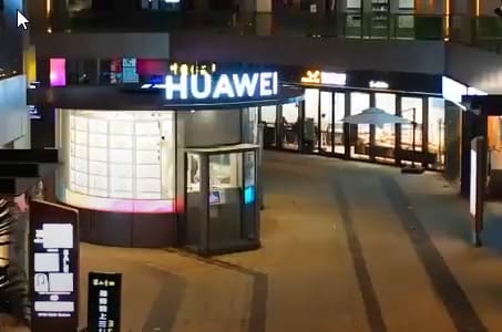 Huawei inaugura en la ciudad de Wuhan un comercio con robots